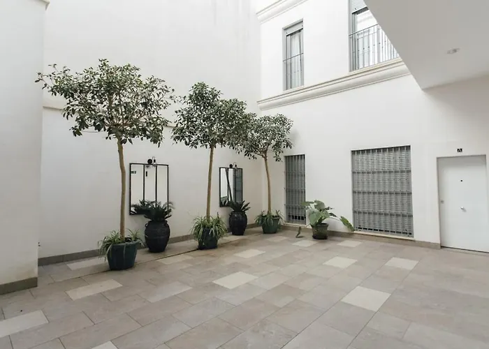 Beautiful With Seasonal Pool- 1bd 1bth- Center Apartment