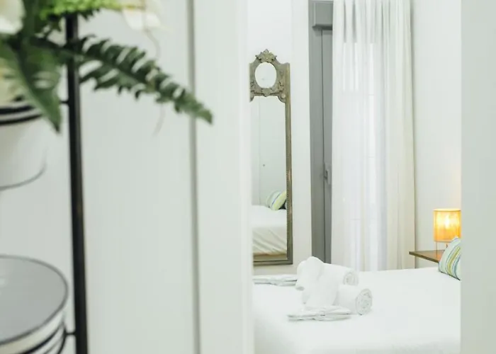 Beautiful With Seasonal Pool- 1bd 1bth- Center Seville