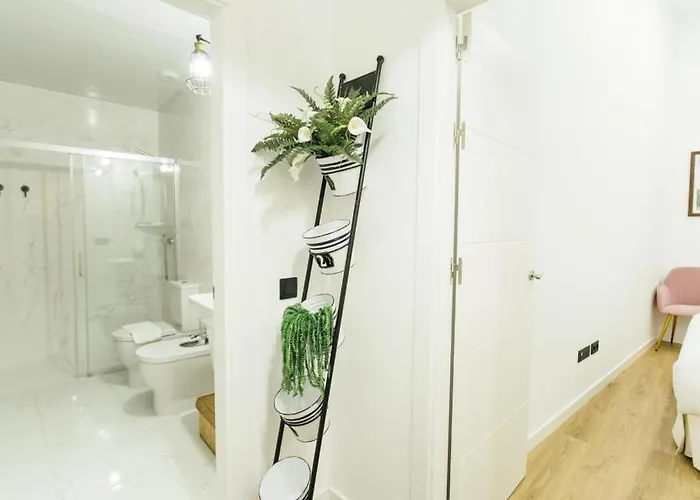 Beautiful With Seasonal Pool- 1bd 1bth- Center * Seville