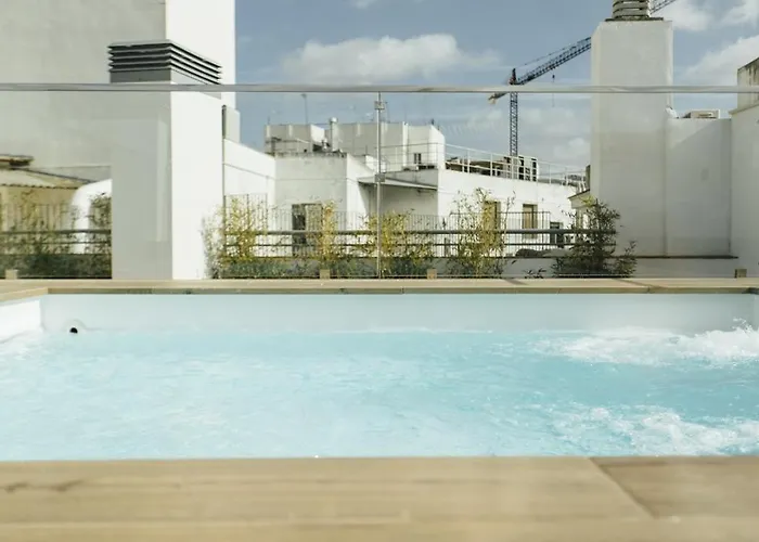 Beautiful With Seasonal Pool- 1bd 1bth- Center