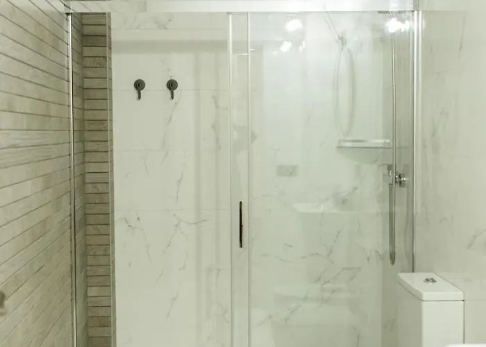 Beautiful With Seasonal Pool- 1bd 1bth- Center *