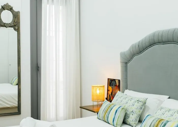 Beautiful With Seasonal Pool- 1bd 1bth- Center